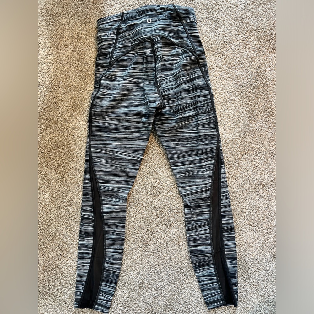 Lululemon Train Times 7/8 Pant *25"
Low Tide Alpine White Black / Black